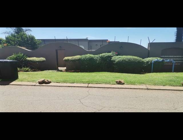 2 BEDROOM TOWNHOUSE FOR SALE IN GLENVISTA